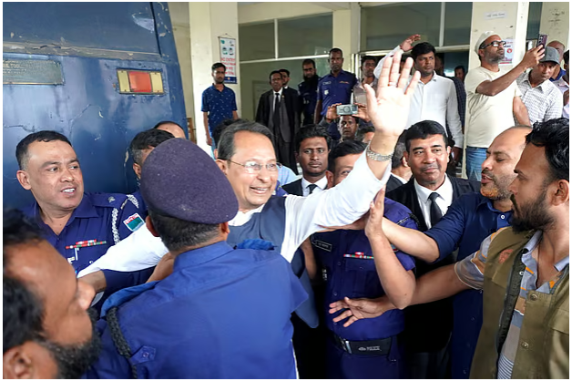 আদালতে হাস্যোজ্জ্বল ইনু, আইনজীবীদের বললেন ‘কোন চিন্তা কইরেন না’